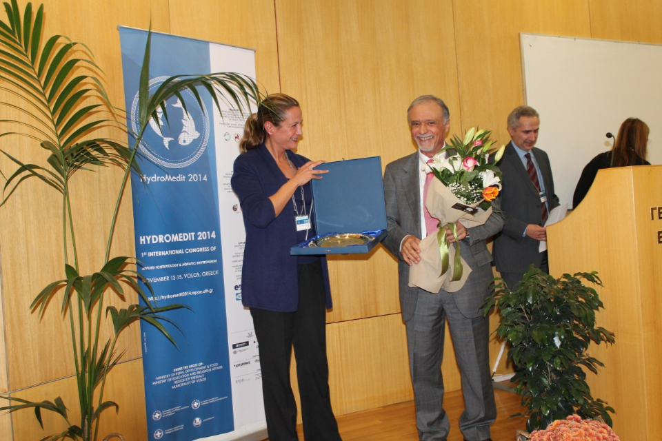 Παραλαβή βραβείου από κ. Λάρα Μπαράζι, Διευθύνουσα Σύμβουλο Ιχθυοτροφείων Κεφαλονιάς