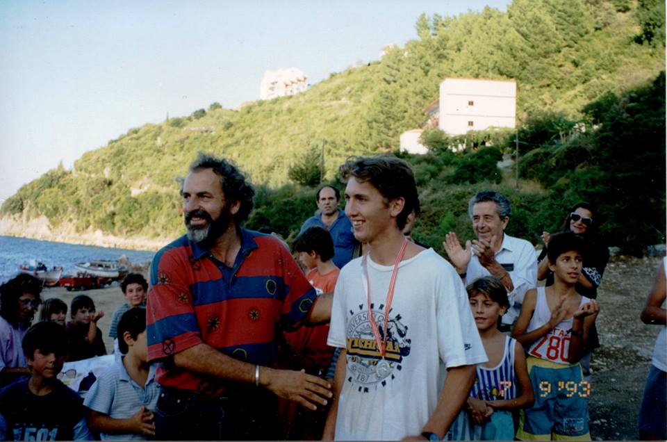 Ο πρώτος Έλληνας νικητής (τερμάτισε δεύτερος μετά από έναν επαγγελματία Άγγλο δρομέα) του πρώτου Τηλεμάχειου ανώμαλου δρόμου. Είναι ο Δώρης Λιναρδάτος από την Σκάλα, σήμερα Δικηγόρος στο Αργοστόλι.