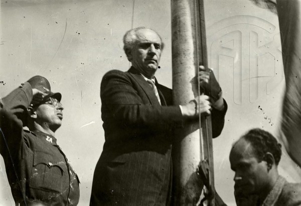 18 Οκτωβρίου 1944. Ο πρωθυπουργός Γεώργιος Παπανδρέου κατά την πρώτη ελεύθερη έπαρση της Ελληνικής σημαίας στην Ακρόπολη. Γενικά Αρχεία του Κράτους – Κεντρική Υπηρεσία – Βασίλης Τσακιράκης